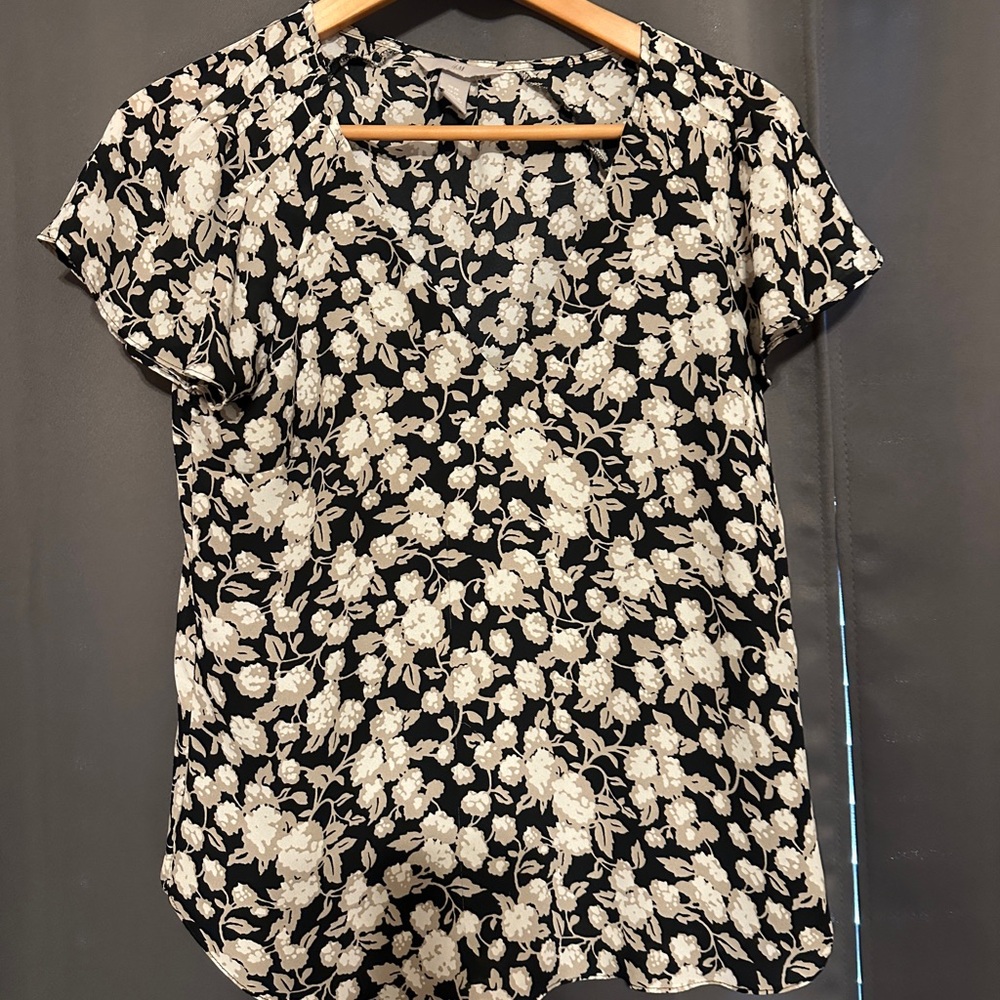 Women’s v-neck blouse by H&M